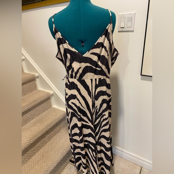 H&M crepe wrap dress, NWT, zebra print, size L - Picture 2 of 3